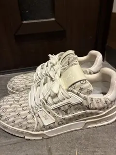 美品✨ ルイヴィトン LVトレイナー モノグラム エンボス 28.5cm相当 2025年最新】ヴィトン lvトレイナーの人気アイテム - メルカリ