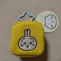 ちいかわウサギ刺繍カラビナ付きポーチ イエロー