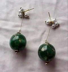 ハンドメイド 緑色ビーズ ロングピアス