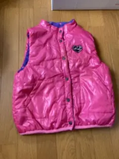 ピンクのダウンベスト ハートロゴ付き　１４０センチ