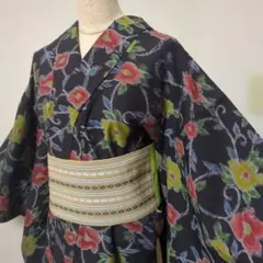 木綿もしくはウール着物 単衣黒地に花柄 151/63/24/31/48のサムネイル