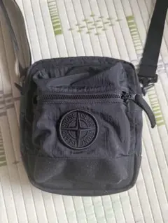 美品　人気ショルダーバッグ　STONE  ストーンアイランドの『ナイロンショルダーバッグ』は高確率で