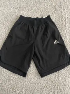 adidas 黒 ハーフパンツ　130センチ