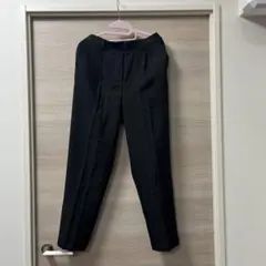 黒テーパードパンツ