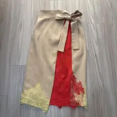 ペネロペヨハンソン　リボン付きベージュタイトスカート