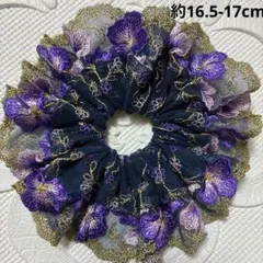 ハンドメイド ♡シュシュ フリル 緑紺に2色の花の刺しゅう入りチュール