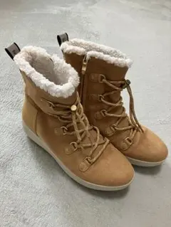 ベージュファー付きスエードブーツ