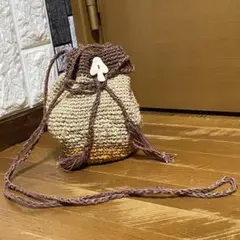 ベージュとブラウンのかごバッグ 編み巾着 キノコ