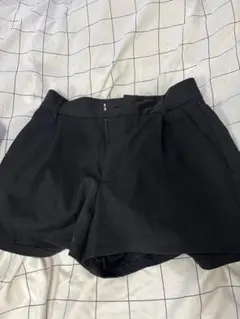 黒のショートパンツ