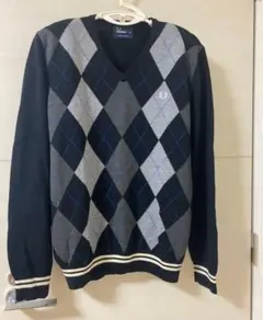 FRED PERRY Vネックロングニット　紺色　アーガイル柄　刺繍ロゴ