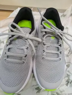 キッズスニーカー　UNDER ARMOUR 23.5cm グレー/ライム