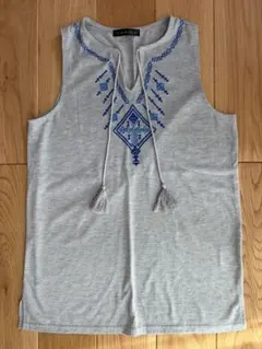 GORGE ノースリーブ　タンクトップ　グレー　刺繍　夏のサムネイル