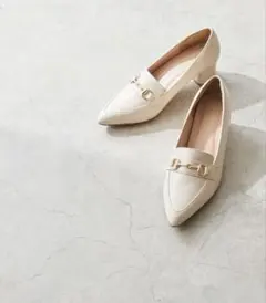 アイボリー ポインテッドトゥパンプス ゴールドチェーン