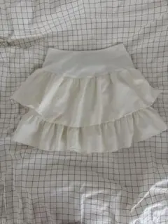フリル付きホワイトミニスカート