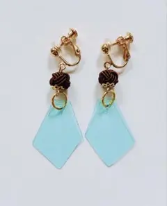 ハンドメイド　水引玉結びとビニールパーツのイヤリング(ブラウン×ブルー)