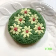 ハンドメイド　羊毛フェルト　ブローチ　花柄　緑