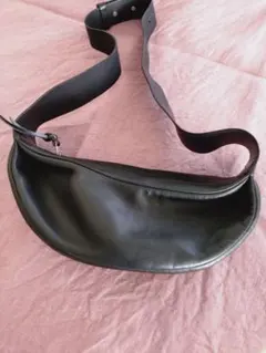 cos ブラックレザー クロスボディバッグ