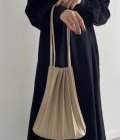 NEUNA ヌナ レザープリーツトートバッグ トートバッグのサムネイル