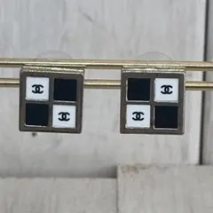 CHANEL シャネル ピアス 01A 四角モチーフ 白×黒×シルバー色