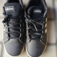 adidas スニーカー ブラック ホワイト