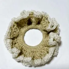 シュシュ（かぎ編み）！ベージュとホワイトのフリルシュシュ♡ヘアアクセサリー！