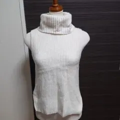 ホワイトタートルネックノースリーブ ユニクロ Sサイズ