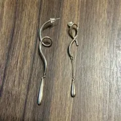【ピアス・まとめ買い歓迎】ゴールド　くねくねデザイン