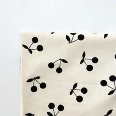 チェリー柄オックス生地 　生成り×ブラック　ハギレ2枚セット
