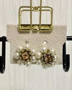 お値下げ‪✿美品 フラワーモチーフ パールピアス 両耳 中心にゴールドのビジュー