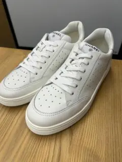 CHANEL ホワイト バックロゴスニーカー　サイズ43のサムネイル
