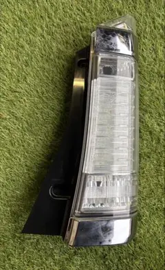 ホンダ N-BOX JF1 右テールランプ ICHIKOH D106のサムネイル