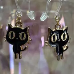 ハンドメイド 猫デザイン ピアス 黒と金