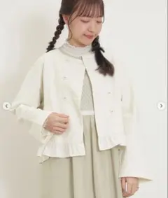 新品タグ付き　サマンサモスモス　綿麻裾フリルダブルボタンショートジャケット　白