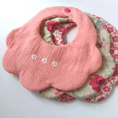 ハンドメイド　花びらスタイ　3枚セット　マーガレット刺繍　もくもくスタイ　花柄