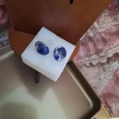 青色のクリアレジン丸型ピアス