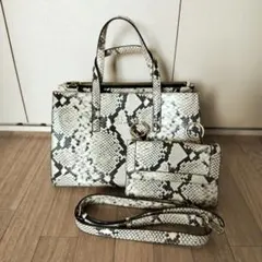 Guess ゲス ヘビ柄トートバッグ（白黒）