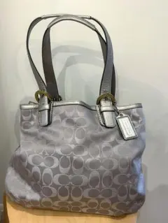 Coach シルバー シグネイチャー　ショルダーバッグ