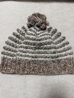 茶色と灰色のストライプニット帽