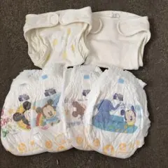 オムツカバーと、紙おむつ４セット