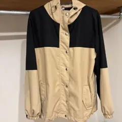 ベージュと黒のバイカラーマウンテンパーカー　Lサイズ