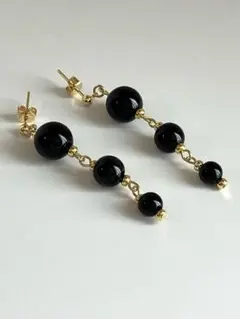 ブラックビーズのダングルピアス 3連 アクリル樹脂 ポストピアス