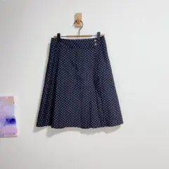 小花柄ラップ風ひざ丈スカート　紺　フレアスカート　総柄　ヒューマンウーマンのサムネイル