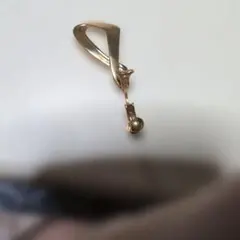 ゴールドの揺れる片耳用ピアス