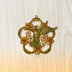 ヴィンテージ風　ハチドリと花のペンダントヘッド