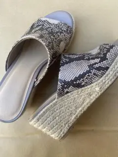 ヘビ柄ウェッジソールサンダル