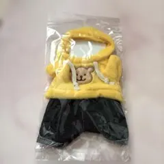 クマ刺繍付きフリースパーカーとショートパンツ