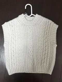 アイボリー ケーブル編み ニットベスト