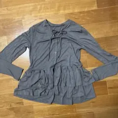 グレー フリル付き 長袖トップス