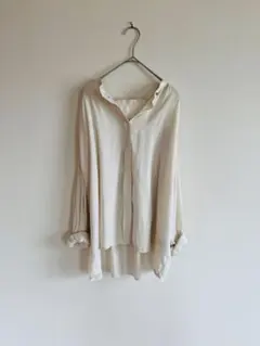 {SHIPSシップス}艶スタンドカラー 長袖上品ブラウス アイボリーのサムネイル
