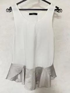 レディース　フリル付き　タンクトップ　ノースリーブ　トップス　キャミ　新品